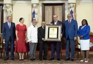 Abinader reconoce a 14 maestros mediante entrega de medallas