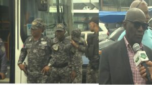 Cambita bloquea a socios de MOCHOTRAN con militares.