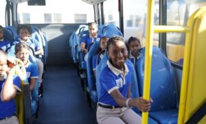TRAE alcanza el millón de estudiantes transportados gratis