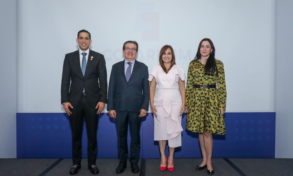 Desde la izquierda, Edward Guzmán; el superintendente de Salud y Riesgos Laborales (Sisalri); Fernando Ruíz, ex ministro de salud pública de Colombia; Laura Peña Izquierdo, presidenta de la Copardom, y Marilyn Rodríguez, sub-gerente de la Seguridad Social.