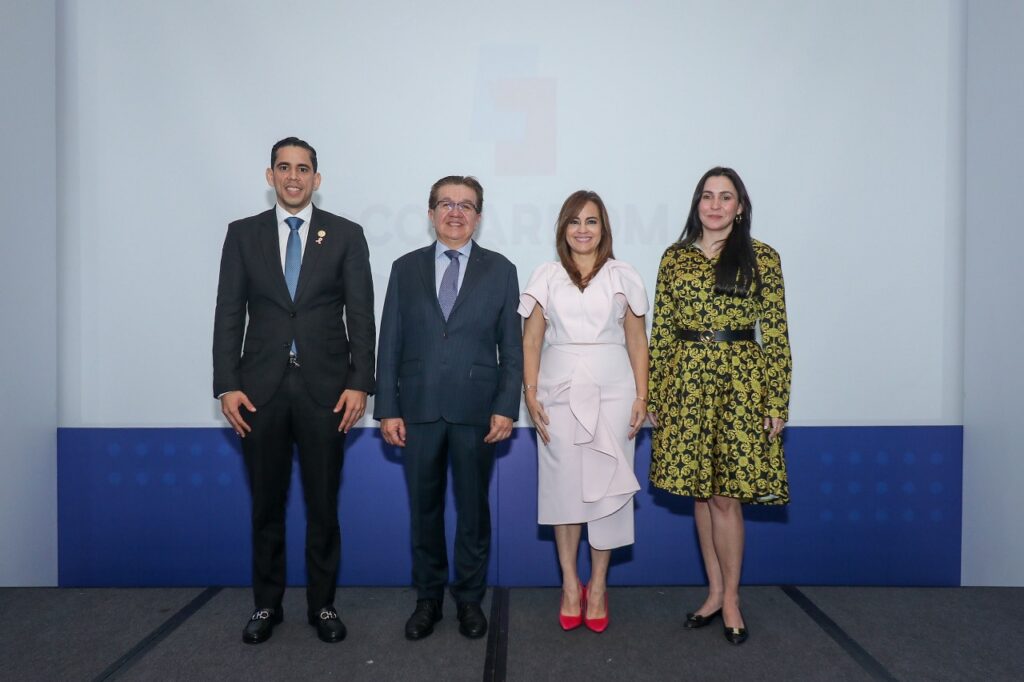 Desde la izquierda, Edward Guzmán; el superintendente de Salud y Riesgos Laborales (Sisalri); Fernando Ruíz, ex ministro de salud pública de Colombia; Laura Peña Izquierdo, presidenta de la Copardom, y Marilyn Rodríguez, sub-gerente de la Seguridad Social.