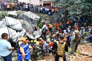«Heroica Operación de Rescate: Más de 15 Vidas Salvadas Tras Impactante Accidente en Quita Sueño, Bajos de Haina»