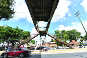 Alcaldía de SDN dice corresponde a Obras Públicas reparar puente peatonal de Sabana Perdida