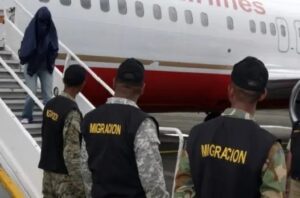 Cifra récord de dominicanos deportados por Estados Unidos en 2023