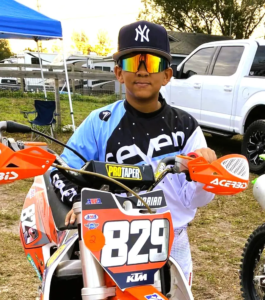 Niño dominicano se corona subcampeón de motocross en Estados Unidos
