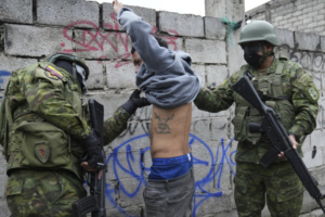 Ecuador se mira en el espejo de la política de mano de El Salvador