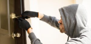 Siete hombres armados irrumpen en una torre de apartamento del Distrito Nacional.