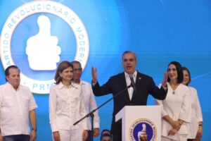 Abinader logra reelección de forma convincente y promete no postularse más