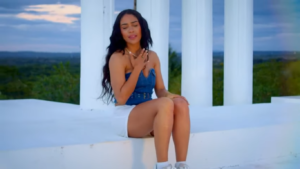 Steffany Constanza estrena el video musical de «El Cigarrillo» con un merengue vibrante y contagioso