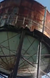 Tanque de agua en mal estado pone en riesgo la salud de residentes de las casitas Duplex en Los Guarícanos