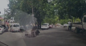 Denuncian que camión de cervecería provocó socavón frente a escuela en Santo Domingo Norte