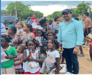 Edwin Jiminián  realiza entrega de útiles escolares en Las Casitas de San Luis