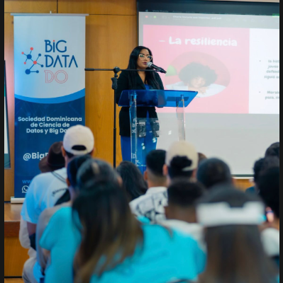 Walddy Lina Polanco imparte charla “Las mejores historias se escriben en silencio” en el Datathon 2025