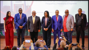 Fabricio Gómez Mazara recibe reconocimiento de la Federación Dominicana de Cosmetología en la UASD