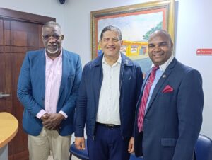 Ángel Corporán conversa con el presidente del CESDN, Julián Pérez, sobre el desarrollo de Santo Domingo Norte y la Feria de Microempresarios 2025