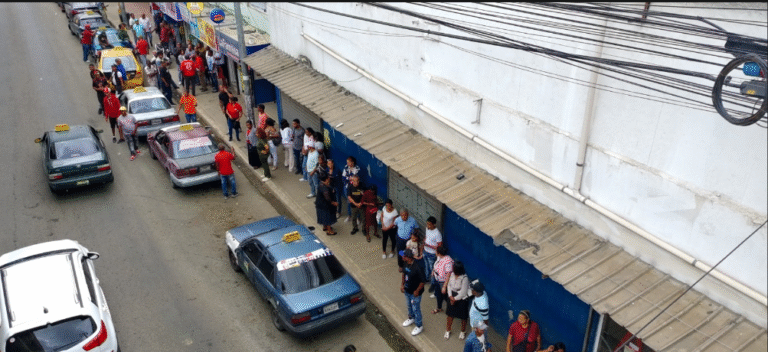 CHOFERES PARALIZAN RUTAS EN SANTO DOMINGO POR CONFLICTOS DE INTERÉS; PASAJEROS RESULTAN AFECTADOS