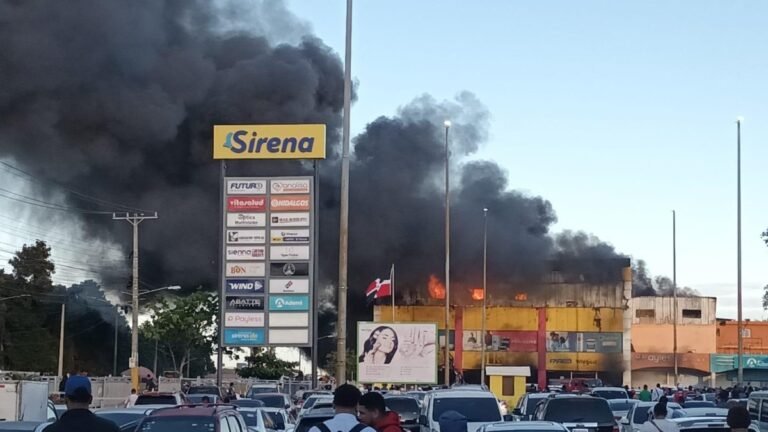 Reportan incendio en establecimiento de muebles y electrodomésticos en Villa Mella