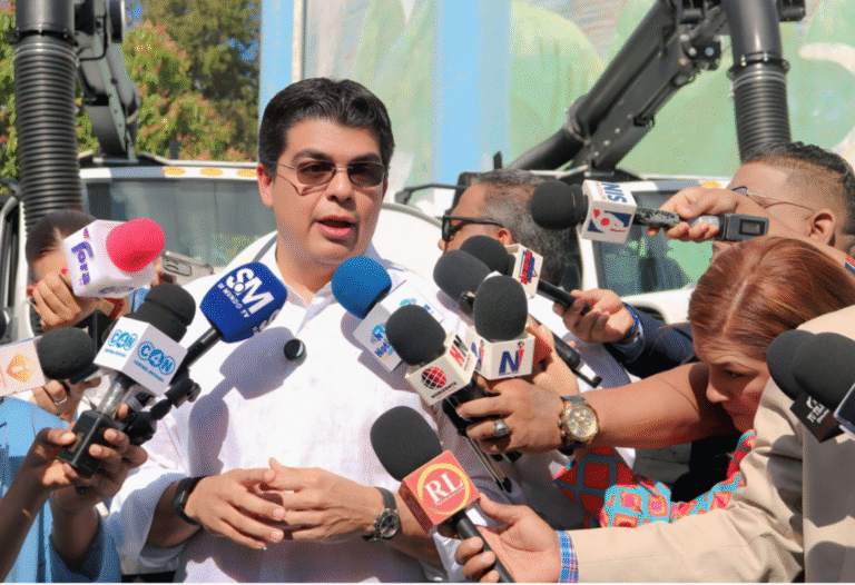 Gobierno Central entrega cuatro camiones succionadores de los más modernos de América para servicio de la CAASD