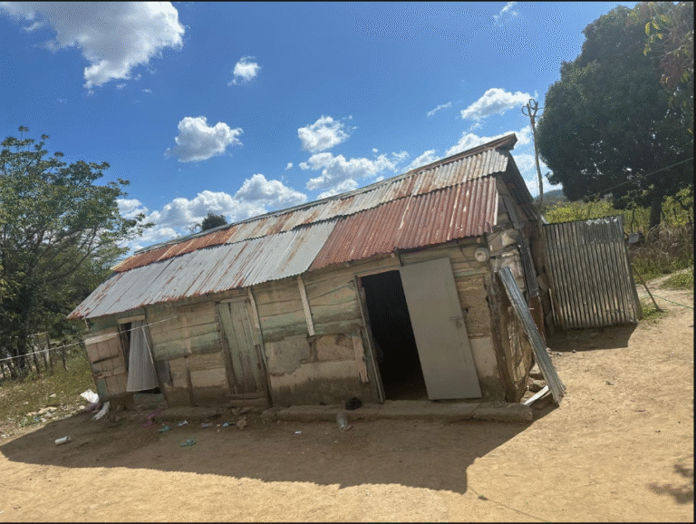 Fundación Padre Rogelio Cruz cumple misión social con entrega de 16 viviendas en Elías Piña