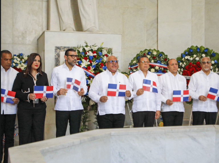 Promipyme deposita Ofrenda Floral en el 182 aniversario de la Independencia Nacional