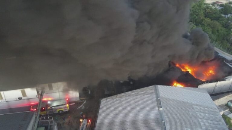 Reportan incendio en empresa de plásticos en San Cristóbal