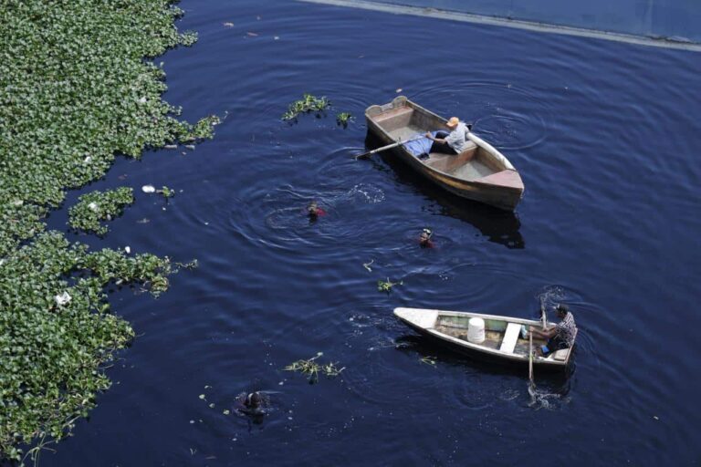 Buscan a motorista que cayó al río Isabela tras accidente múltiple en Villa Mella