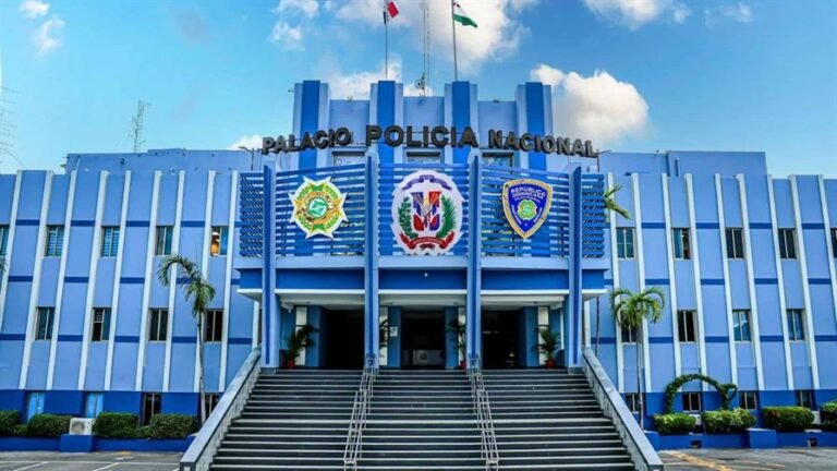 Abinader pone en retiro a cinco generales y asciende a seis a ese rango en la Policía