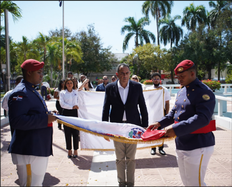 CONALECHE deposita ofrenda floral en el Altar de la Patria en honor a los héroes de la Independencia Nacional