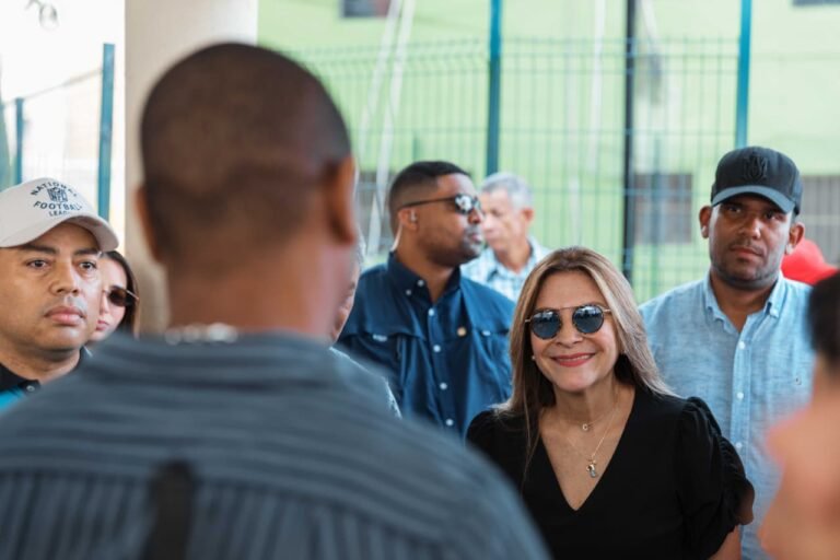 Carolina Mejía supervisa trabajos realizados en el parque V Centenario y su entorno en Villa Juana