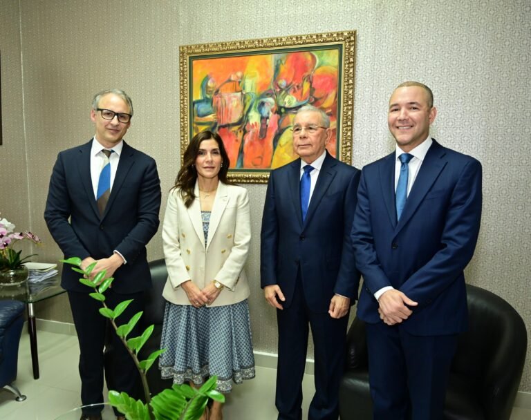 Embajadora de Estados Unidos, Leah Francis Campos, se reúne con el ex Presidente Danilo Medina, presidente del PLD y Johnny Pujos, Secretario General