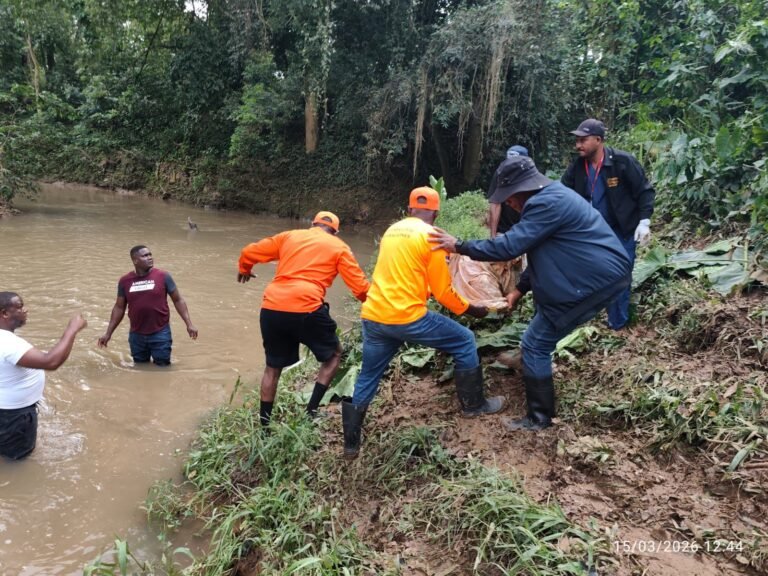 Defensa Civil recupera cuerpo de hombre arrastrado por río en Monte Plata
