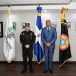 El director general del CECCOM, general de brigada del Ejército, Orlando Jerez Espaillat, y el director ejecutivo de Pro Consumidor, Eddy Alcántara, durante el encuentro que sostuvieron en la sede de esta última institución.