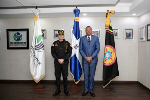 El director general del CECCOM, general de brigada del Ejército, Orlando Jerez Espaillat, y el director ejecutivo de Pro Consumidor, Eddy Alcántara, durante el encuentro que sostuvieron en la sede de esta última institución.