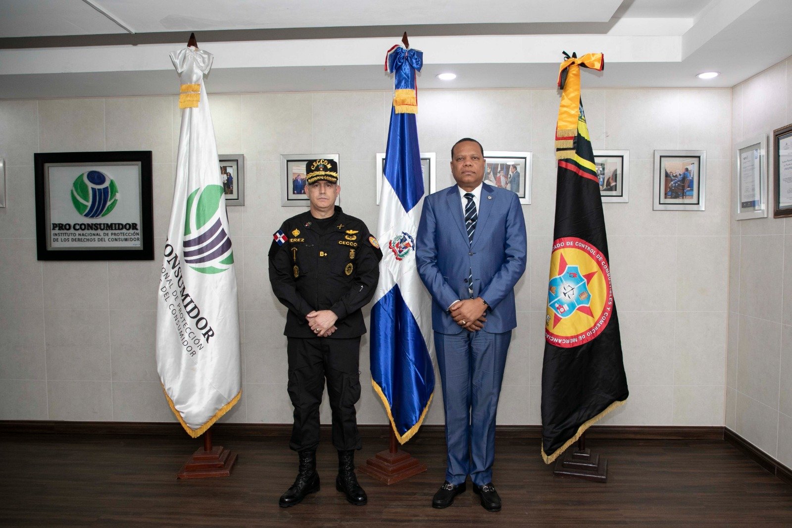 El director general del CECCOM, general de brigada del Ejército, Orlando Jerez Espaillat, y el director ejecutivo de Pro Consumidor, Eddy Alcántara, durante el encuentro que sostuvieron en la sede de esta última institución.