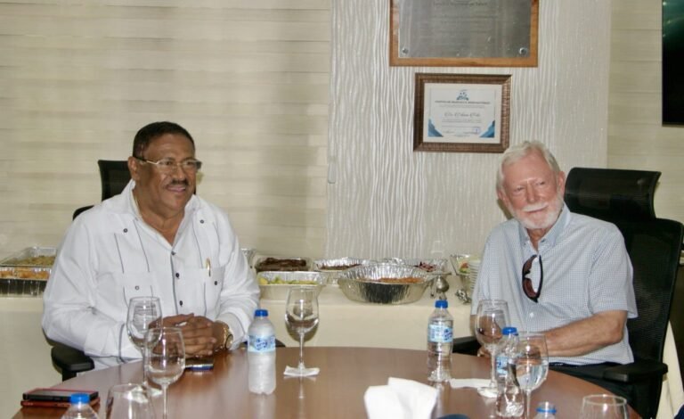 Titular del SRSO recibe visita de cortesía de directivos de la Wheelchair Foundation de EE.UU.