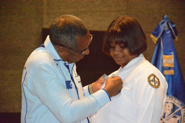 UASD Recinto Barahona impone placas y batas blancas a estudiantes de Enfermería