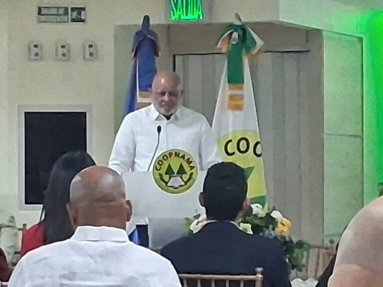 Dr. Roberto Fulcar orienta a nuevos becarios del Programa Nacional de Becas de COOPNAMA