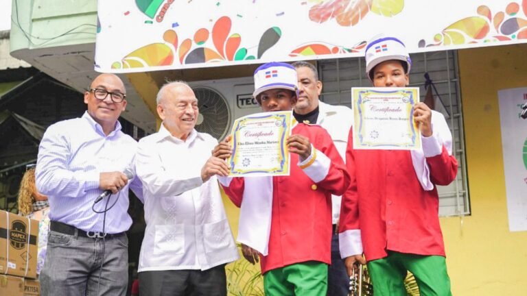Rolfi Rojas encabeza graduación de jóvenes músicos y entrega de instrumentos en Cristo Rey