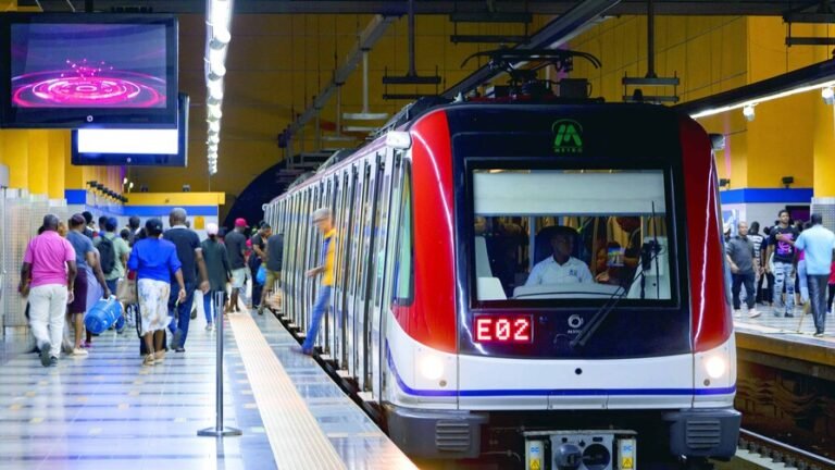 Hombros desgastados: la crisis de salud que enfrentan conductores del metro de Santo Domingo