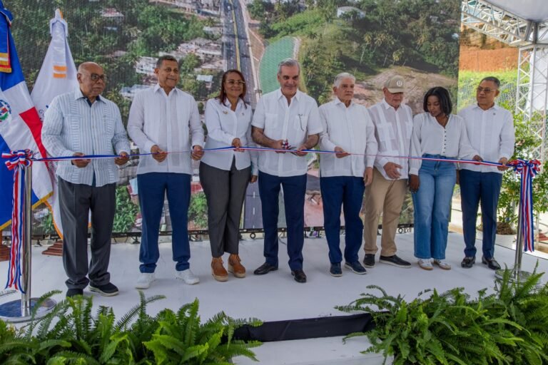 Presidente Luis Abinader inaugura ampliación a cuatro vías en la entrada de Samaná