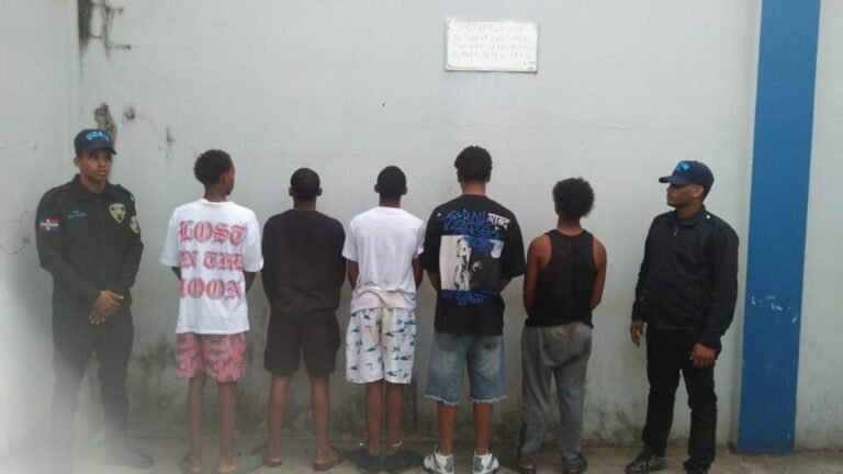 Policía apresa a cinco hombres acusados de maltrato animal en Sabana Perdida
