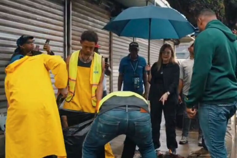 Carolina Mejía visita La Zurza de Capotillo y escucha necesidades de comunitarios