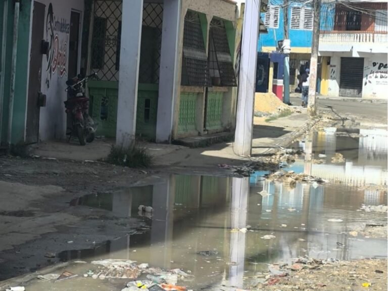 Residentes de Pumac denuncian abandono de calles tras paralización de obras en Santo Domingo Norte