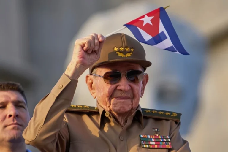 A sus casi 95 años de edad, que cumplirá el próximo 3 de junio, Raúl Castro todavía realiza apariciones públicas ocasionales, siempre ataviado con su uniforme militar, aunque cada vez se ve más frágil al caminar.