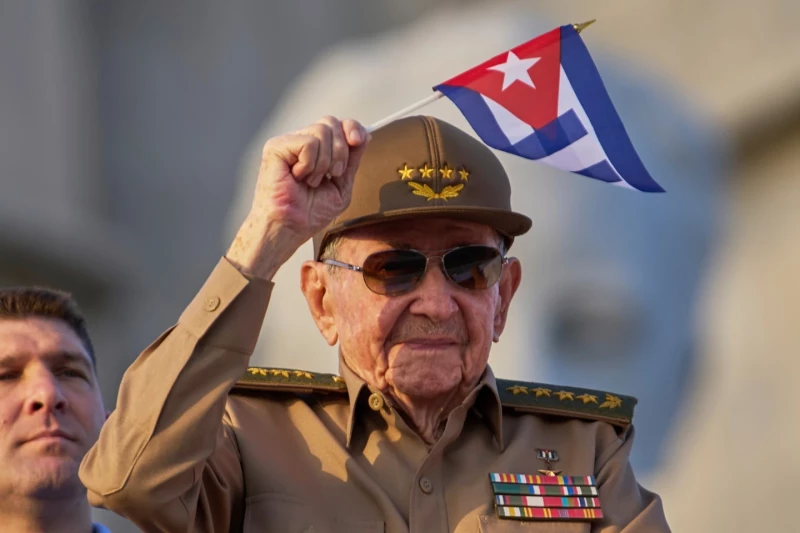 A sus casi 95 años de edad, que cumplirá el próximo 3 de junio, Raúl Castro todavía realiza apariciones públicas ocasionales, siempre ataviado con su uniforme militar, aunque cada vez se ve más frágil al caminar.