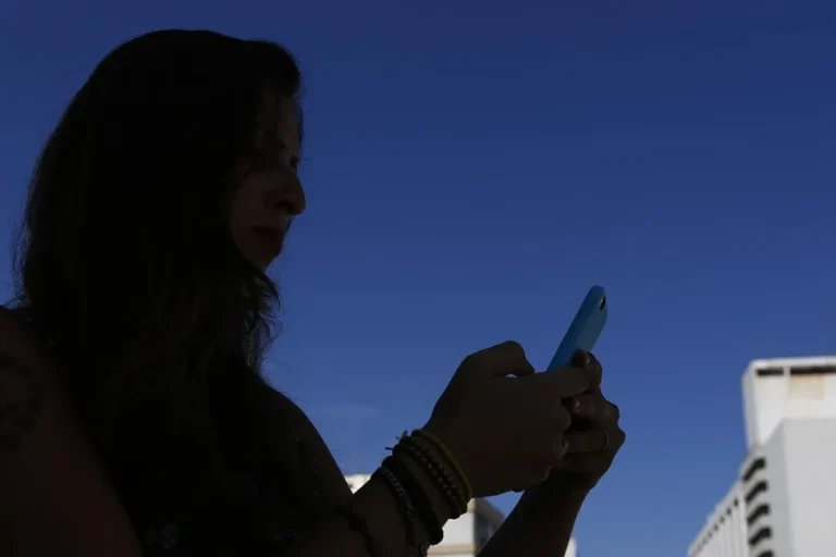 Los españoles pasan más de cuatro horas diarias conectados a Internet, según estudio