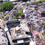 La empresa reseña indicios como “la falla repentina de la estructura del edificio”; los videos de personas siendo derribadas durante el evento, y declaraciones de testigos que describen un ruido fuerte justo antes del colapso.