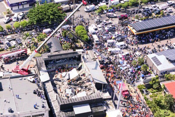 La empresa reseña indicios como “la falla repentina de la estructura del edificio”; los videos de personas siendo derribadas durante el evento, y declaraciones de testigos que describen un ruido fuerte justo antes del colapso.