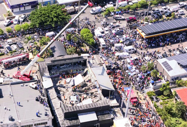 La empresa reseña indicios como “la falla repentina de la estructura del edificio”; los videos de personas siendo derribadas durante el evento, y declaraciones de testigos que describen un ruido fuerte justo antes del colapso.
