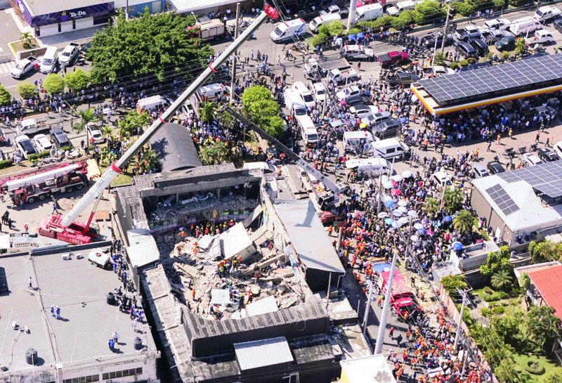 La empresa reseña indicios como “la falla repentina de la estructura del edificio”; los videos de personas siendo derribadas durante el evento, y declaraciones de testigos que describen un ruido fuerte justo antes del colapso.